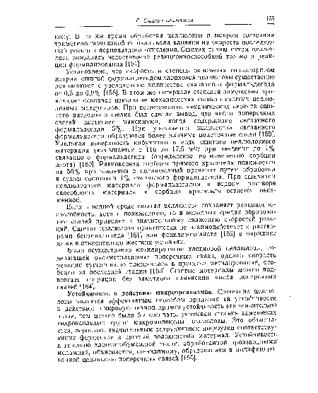 Установлено, что скорость и степень окисления гипохлоритом натрия сшитой формальдегидом хлопковой целлюлозы существенно понижаются с увеличением количества связанного формальдегида от 0,3 до 0,9% [158]. В этом же интервале степеней замещения происходит основное изменение механических свойств сшитых целлюлозных материалов. При исследовании механических свойств сшитого вискозного шелка был сделан вывод, что число поперечных связей достигает максимума, когда содержание связанного формальдегида 5%. При увеличении количества связанного формальдегида образуются более длинные поперечные связи [159]. Удельная поверхность набухшего в воде сшитого целлюлозного материала уменьшается с 116 до 17,5 м2/г при введении до 1% связанного формальдегида (определение по изменению сорбции азота) [160]. Равновесная сорбция прямого красителя понижается на 50% при введении в целлюлозный препарат путем обработки в сухом состоянии 1% связанного формальдегида. При сшивании целлюлозного материала формальдегидом в водном растворе способность материала к сорбции красителя остается неизменной.