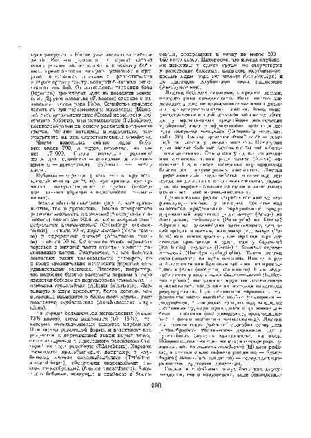 Бобовые — деревья (часто очень крупные, высотой иногда до 80 м), кустарники, кустарнички, полукустарники и травы (последние главным образом в подсемействе мотыльковых).